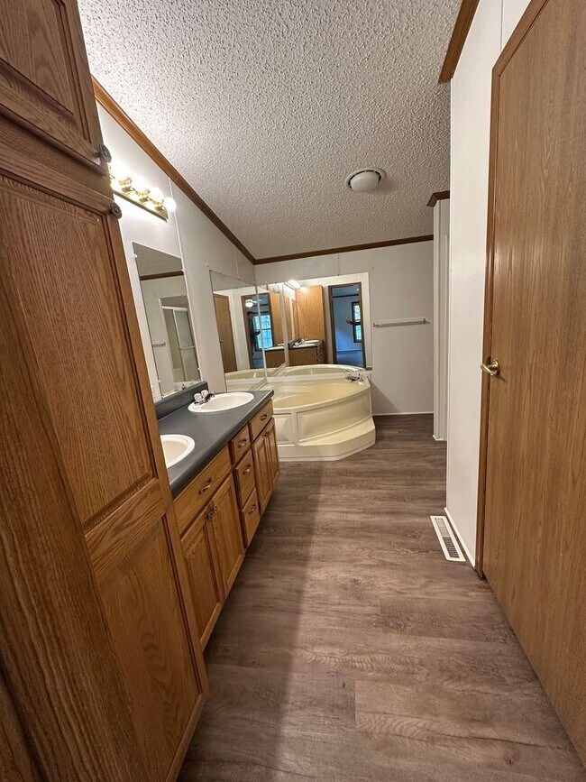 Building Photo - $1,350 / Month | 3 Bed · 2 Bath · 1,375 Sq...