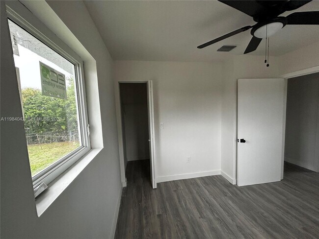 Building Photo - 4429 SW 21st St