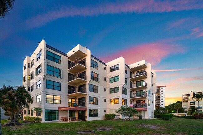 Building Photo - 374 Golfview Rd