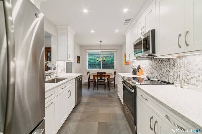Building Photo - 595 Heritage Vlg