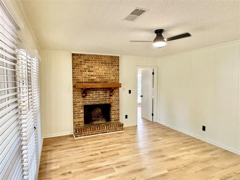 Building Photo - 713 Dubuque Dr