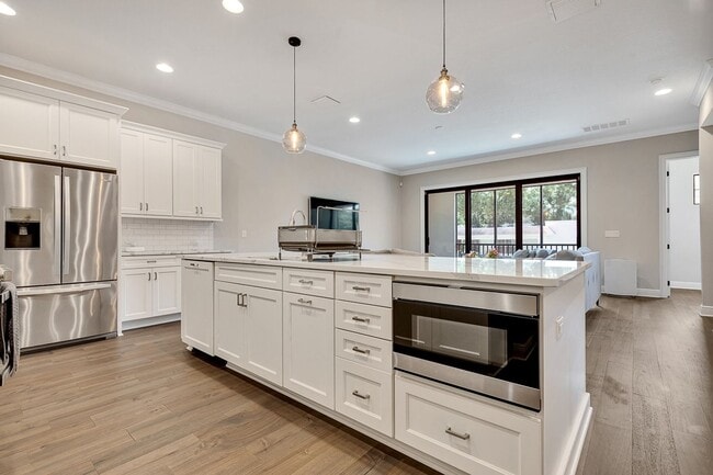 Building Photo - 3215 W De Leon St