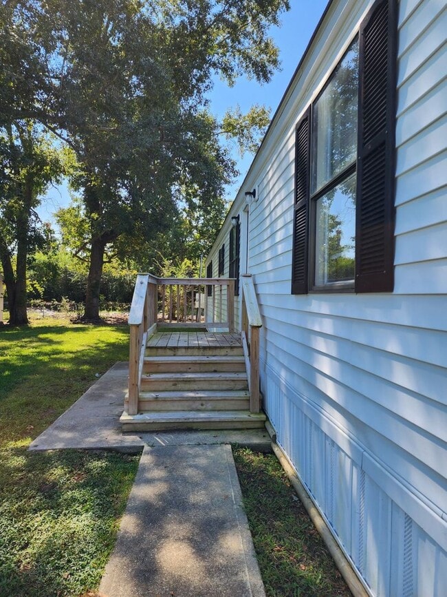 Building Photo - Available Now! 124 Littleton-Midway Park