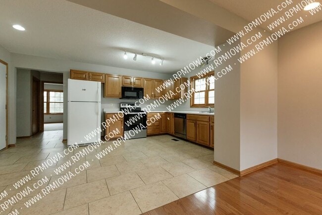 Building Photo - CLOSE TO RACCOON RIVER PARK!! 3 Bed, 2 Bat...