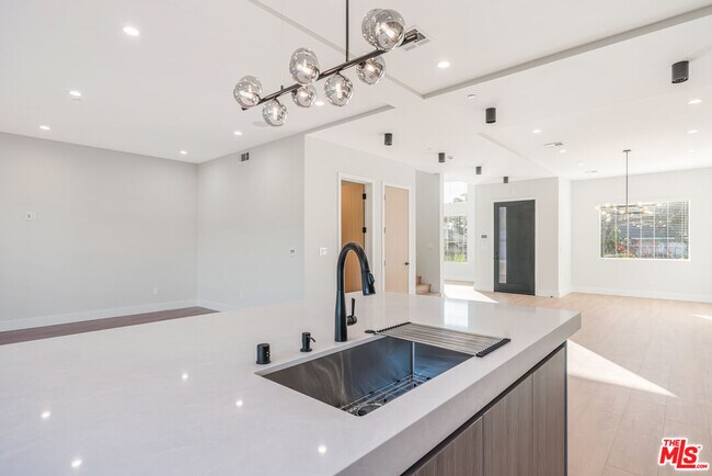 Building Photo - 8670 Encino Ave