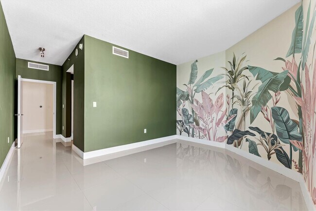 Building Photo - 1900 N Bayshore Dr