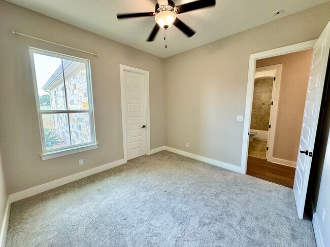 Building Photo - **APPLICATION RECEIVED** AVAILABLE NOW! One-of-a-Kind Luxury Estate | 5BD/3BA on 2 Acres in Liber...