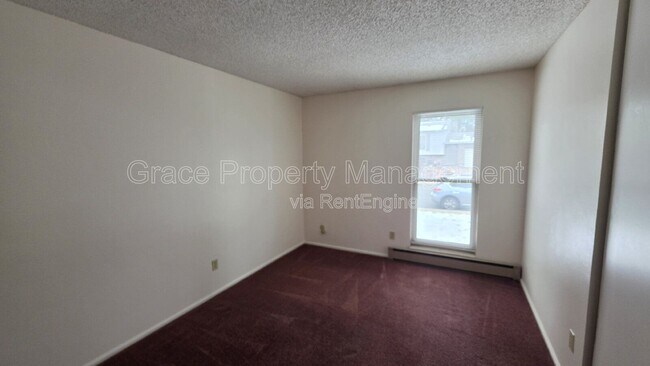 Building Photo - 1044 Maple Dr