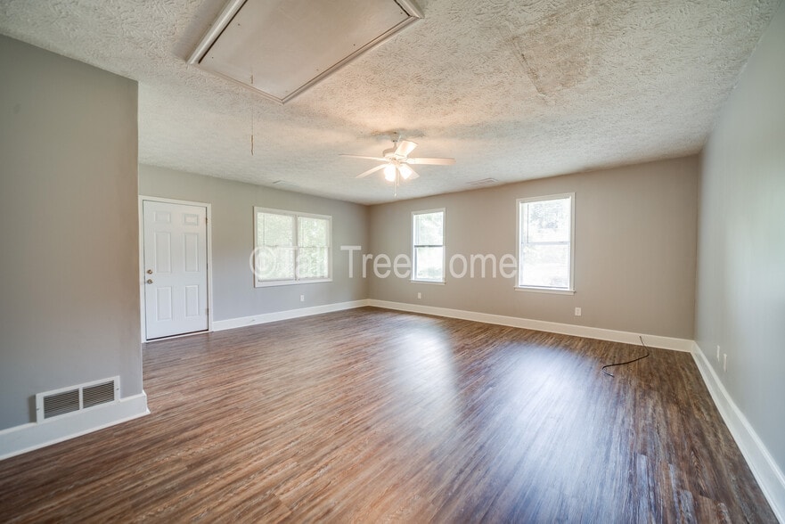 Building Photo - 15 Peachtree Way