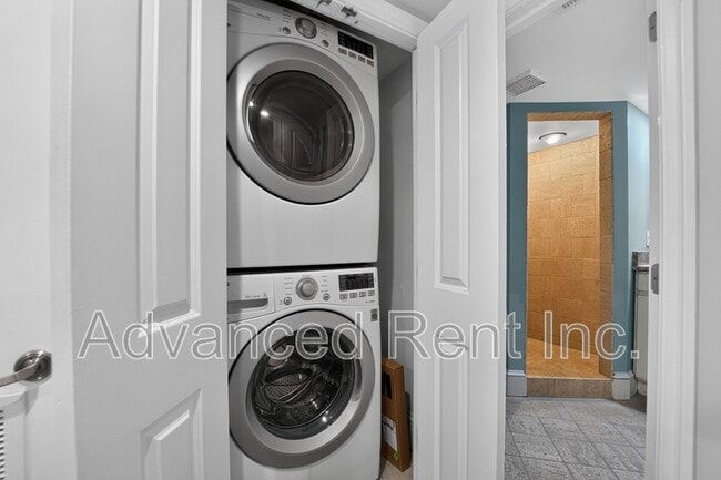Building Photo - 528 S Curley St