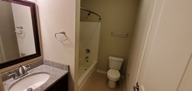 Building Photo - Preleasing for Fall 2026 - 4 Bedroom 4 Bat...