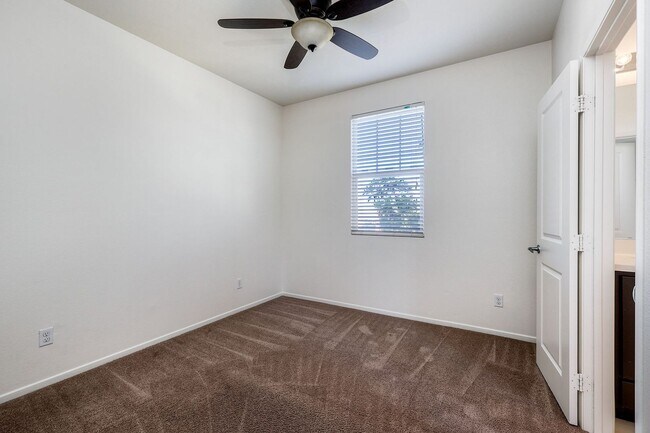 Building Photo - 3 bedroom and 4 bath home available in Otay Mesa