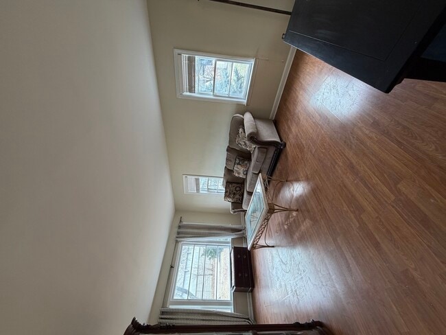 Building Photo - 538 Mills St