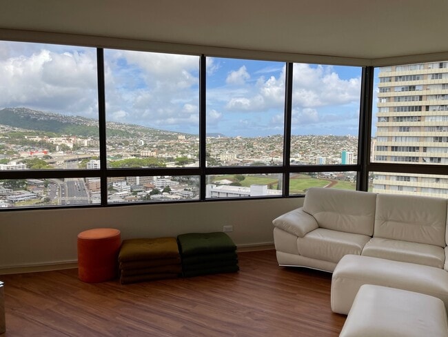 Building Photo - 2499 Kapiolani Blvd