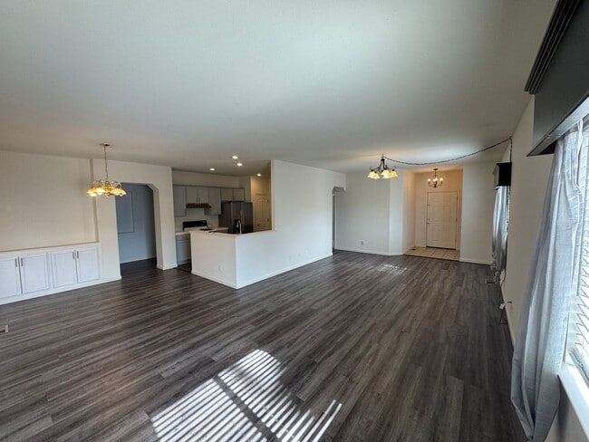 Building Photo - Quiet Home on Cul-De-Sac Available now!!