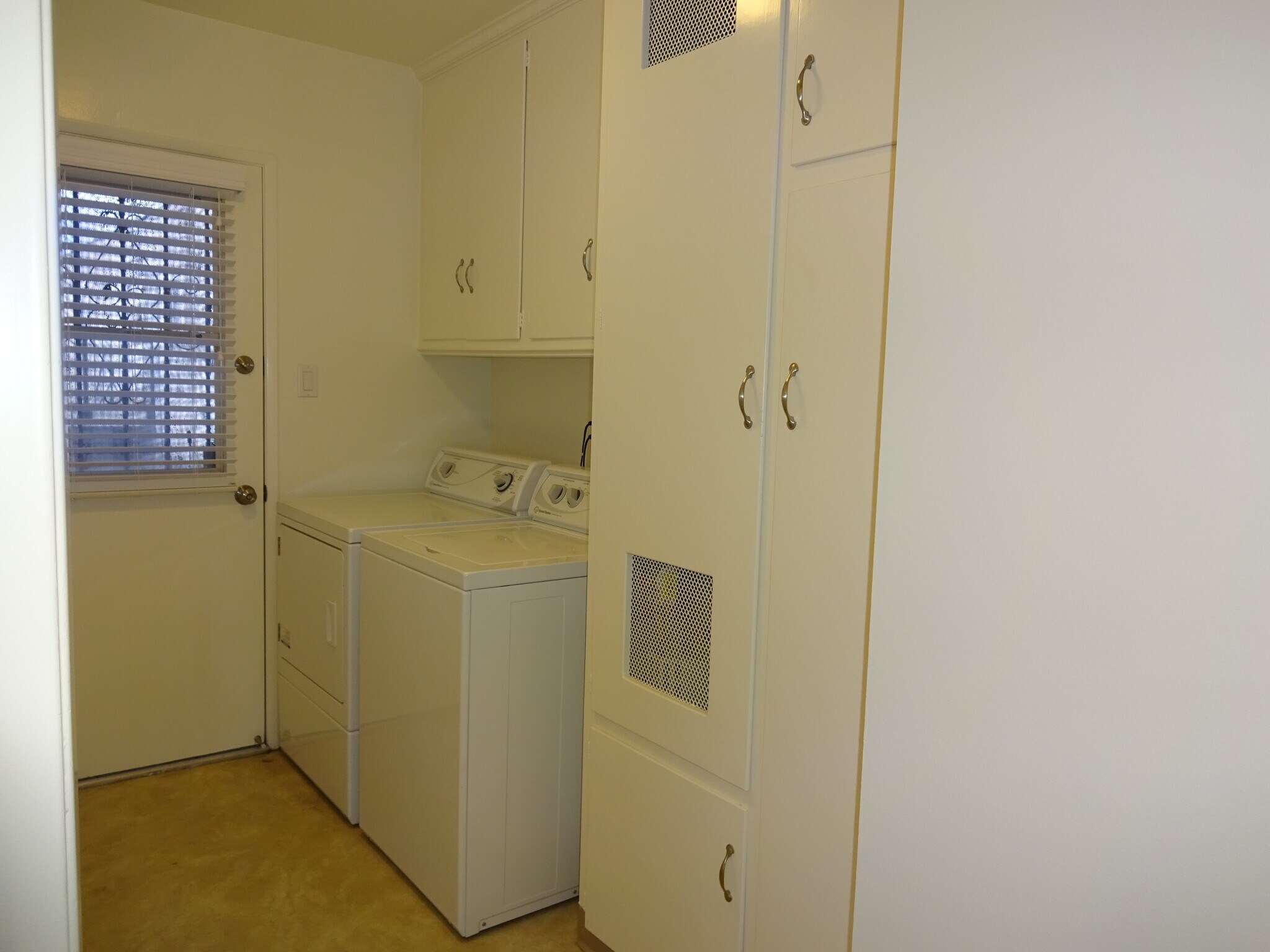 Laundry rm, storage, door to balcony - 841 W 25th St