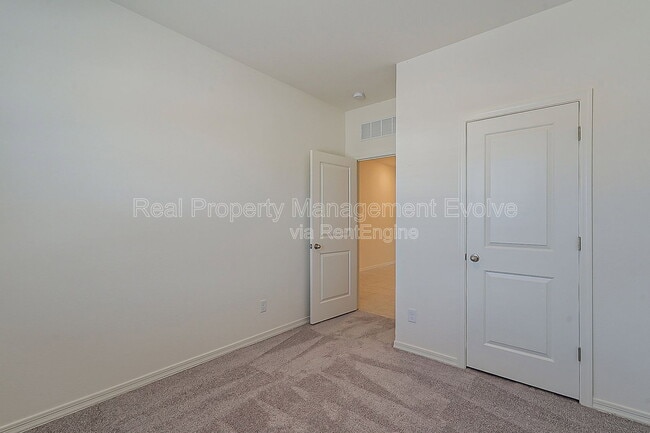 Building Photo - 6532 W Magdalena Ln