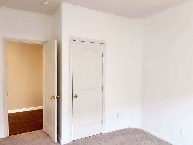 Building Photo - 9359 Ironstone Way