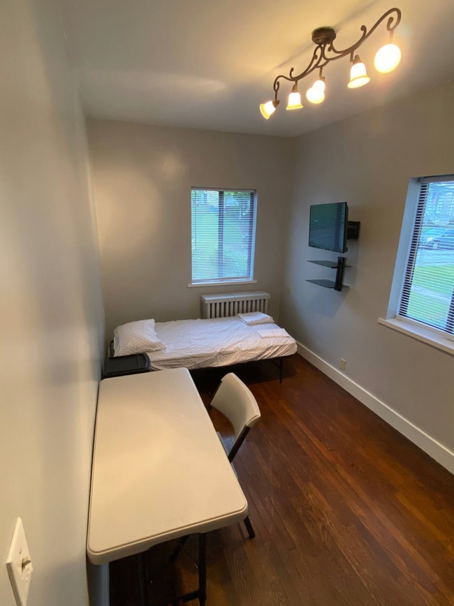 Building Photo - Charming 5 Bed 2 Bath House in Carnegie!