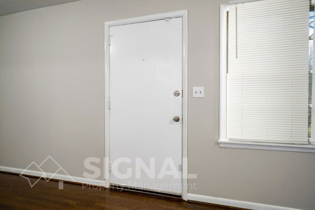 Building Photo - 213 Lake Dr Cir NE