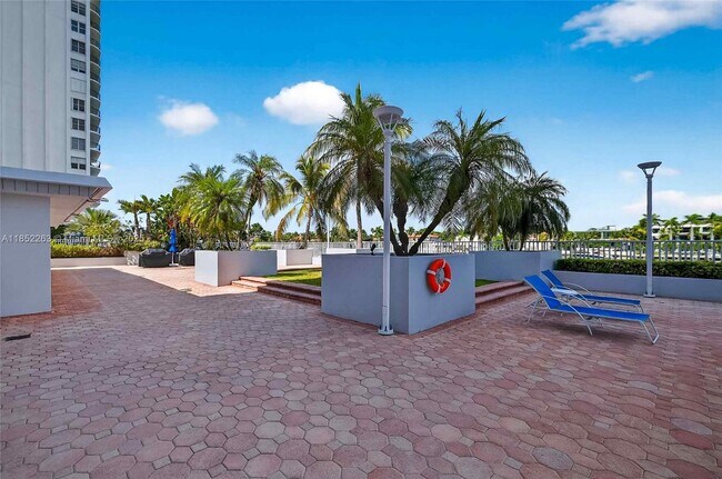 Building Photo - 5700 Collins Ave