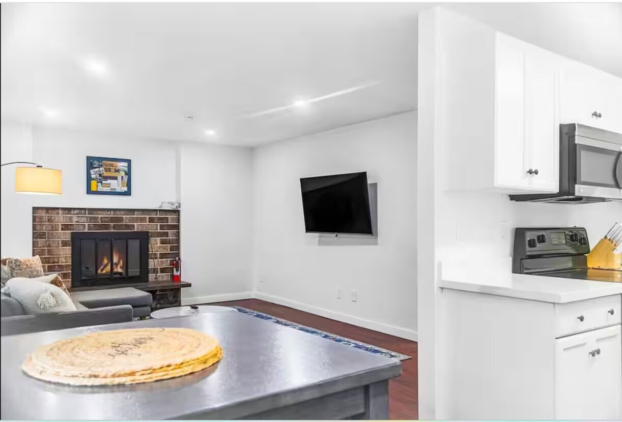 Building Photo - 1803 15th Ave S