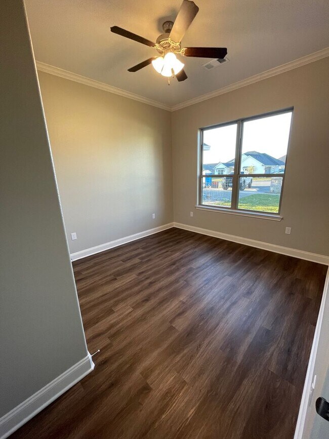 Building Photo - Beautifully Maintained New Build in Midway...