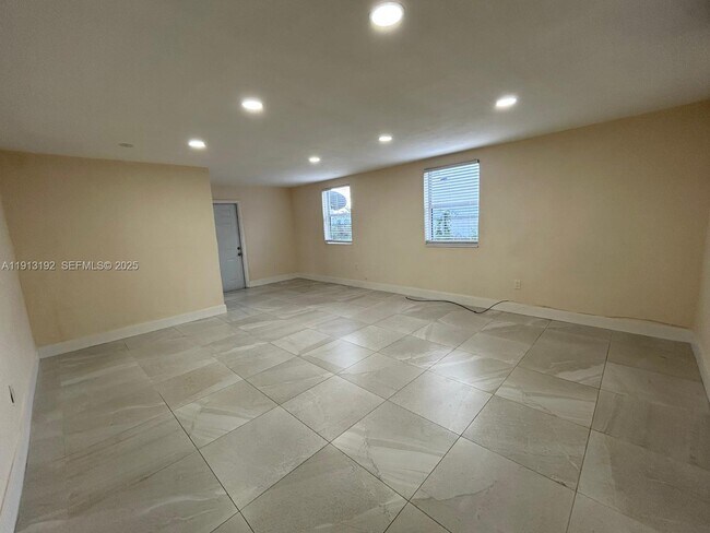 Building Photo - 610 E 8th Ave