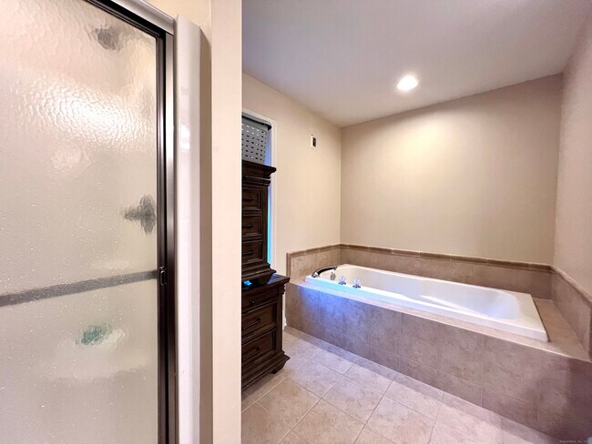Building Photo - 4 Cobblestone Ct