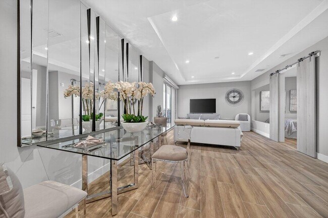 Building Photo - 41 SW Seminole St