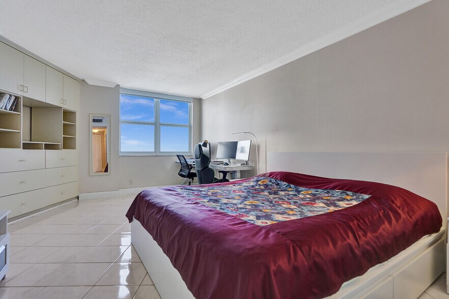 Primary Photo - 3180 S Ocean Dr