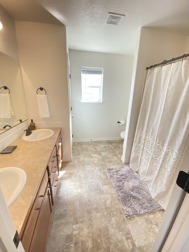 Upstairs Master Bathroom - 1280 SW Selway Ln