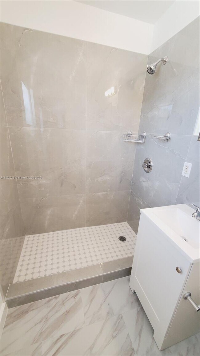 Building Photo - 4450 SW 67th Ave