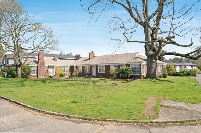 Building Photo - Impeccably maintained vintage 1-bdrm/1-bath corner unit in 4-plex. Lots of light, private basemen...