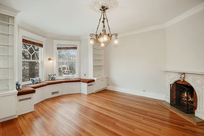 Building Photo - 3 Bed 2.5 Bathroom - Capitol Hill Rowhome - Driveway For Parking