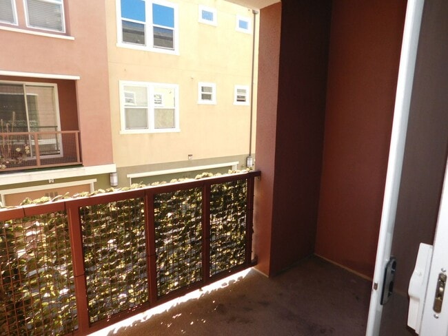 Building Photo - Beautiful Tri Level 2 Bed 2.5 Bath Single ...