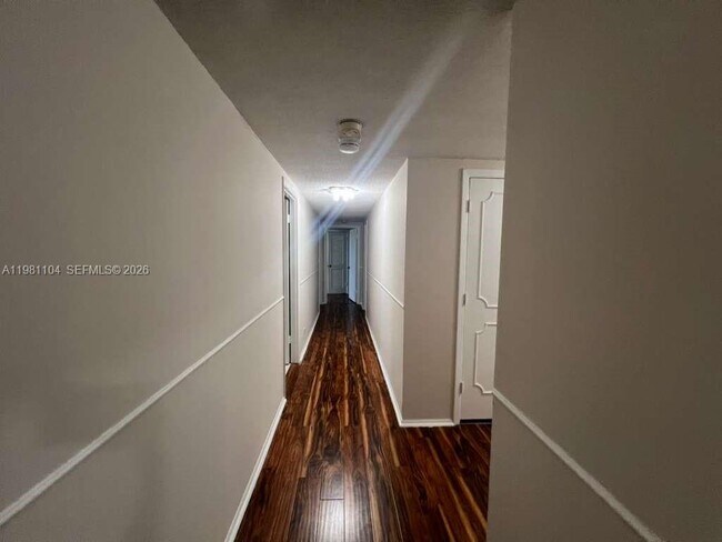 Building Photo - 800 NE 195th St