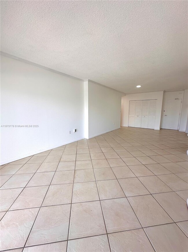 Building Photo - 300 Bayview Dr