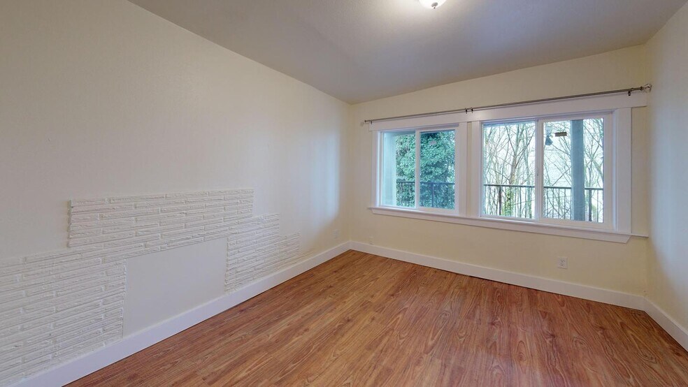 Building Photo - 1641 10th Ave E