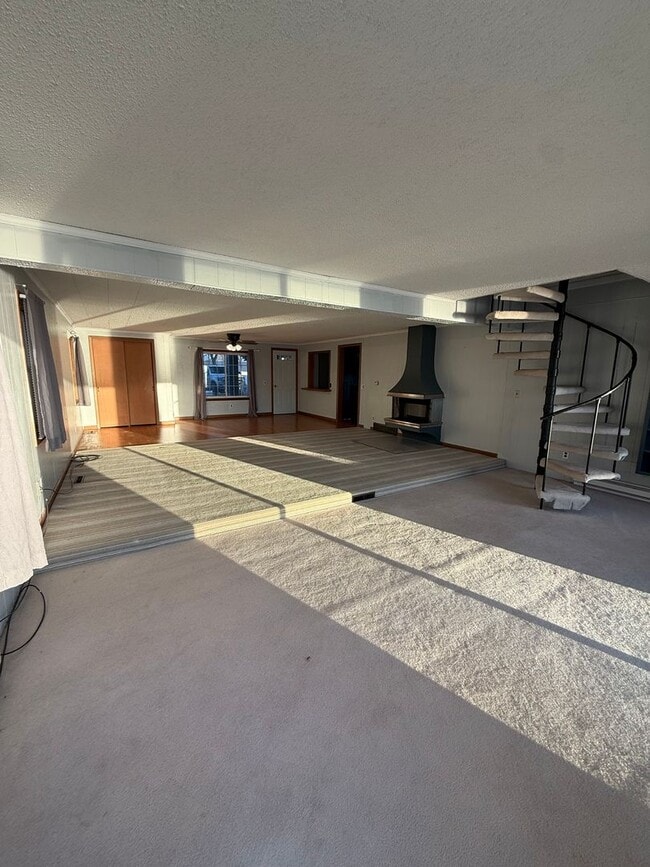 Building Photo - Lake House