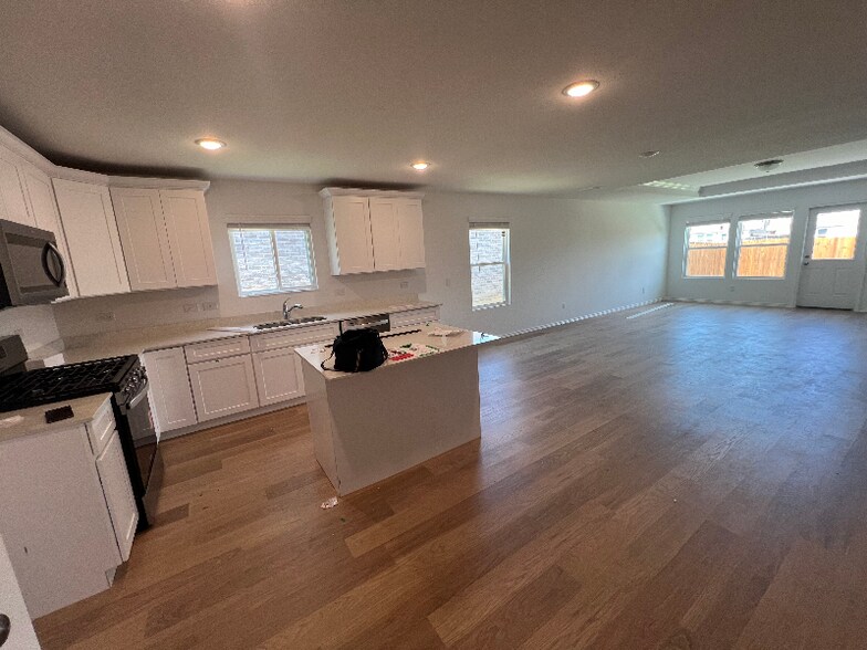 Building Photo - 16044 Isles Dr