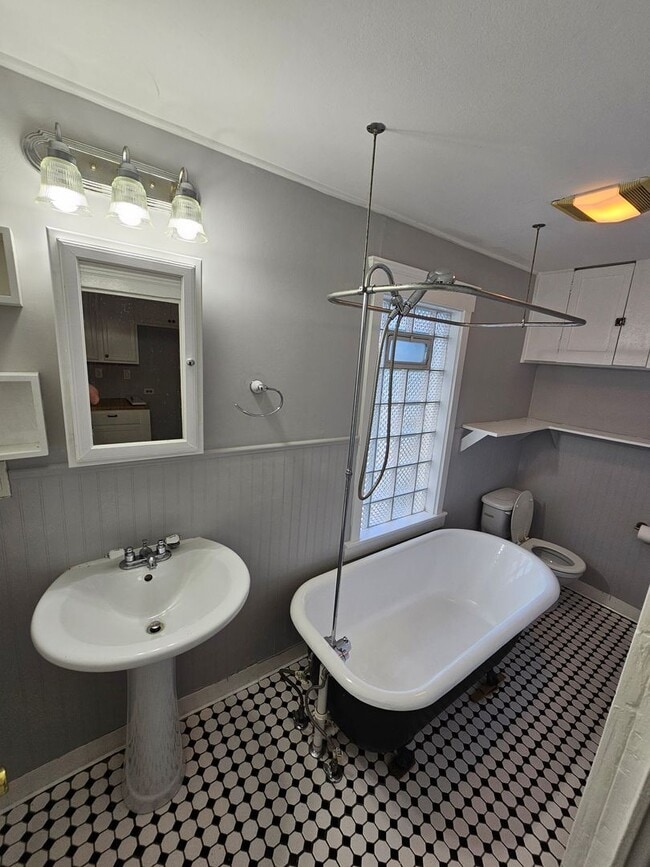 Building Photo - CLEAN AND MOVE IN READY 2 Bedroom For Rent in Tremont!!!