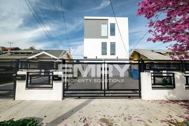 Building Photo - Student Accommodation Los Angeles CA 90018