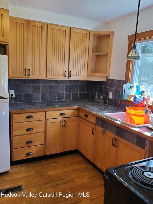 Building Photo - 2 Lakeview Terrace