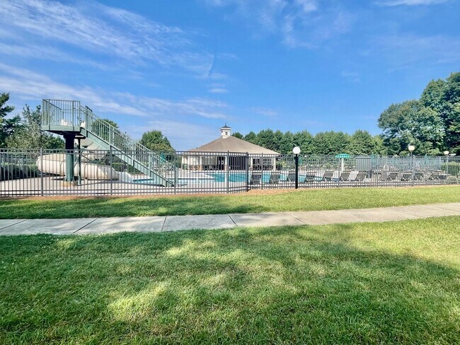 Building Photo - Beautiful 5 bedroom 3 bath  home is locate...