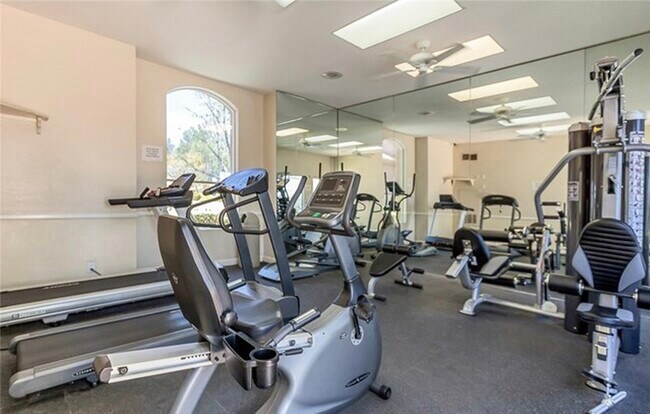 Building Photo - 2325 Del Mar Way # 103