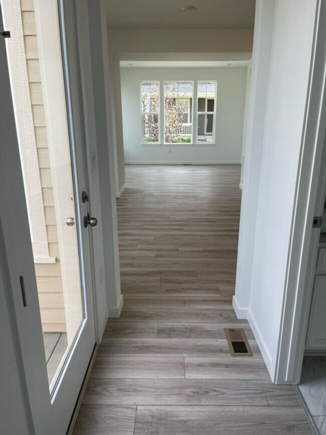 Building Photo - Spacious 4 Bed Townhome with 2-Car Garage in Erie-Available June 1!