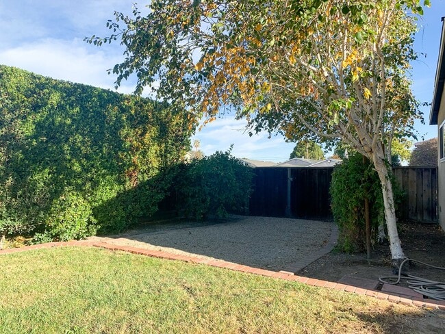 Building Photo - Single level 3 Bedroom Home on a Spacious Corner Lot!