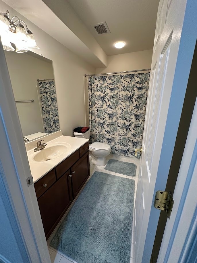 Upper level full bathroom - 4612 Battenburg Ln