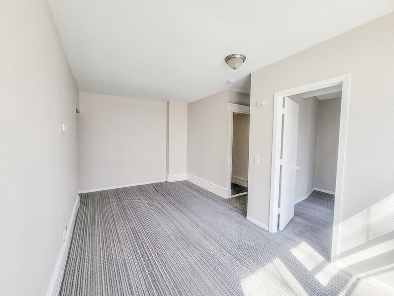 Building Photo - 644 Van Buren St NE